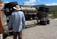 Vuelca unidad pesada en carretera de la Mixteca poblana