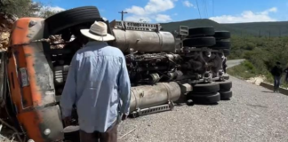 Vuelca unidad pesada en carretera de la Mixteca poblana