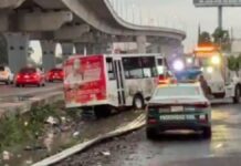 Unidad de la ruta 38 vuelca en lateral de la México-Puebla