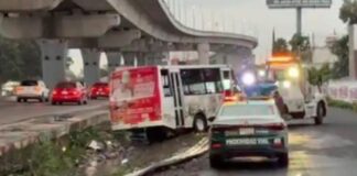 Unidad de la ruta 38 vuelca en lateral de la México-Puebla