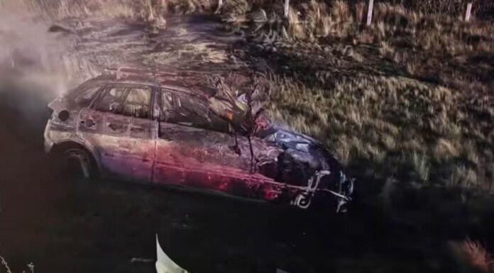 Incendio consume vehículo en la Teziutlán-Virreyes