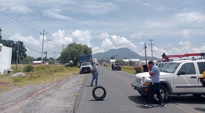 Bloquean la Amozoc-Nautla por disputa de terrenos