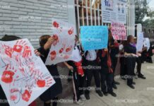 Estudiantes protestan frente al Centro Escolar 5 de Mayo por violencia sexual