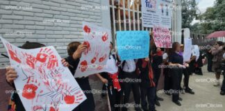 Estudiantes protestan frente al Centro Escolar 5 de Mayo por violencia sexual