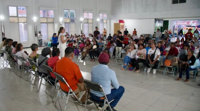 Laura Artemisa se reúne con líderes de colonias en el sur de Puebla