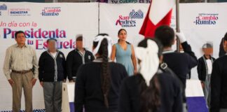 Lupita Cuautle convive con alumnos en primaria Justo Sierra