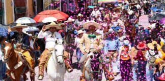 Tonantzin Fernández encabeza desfile patrio en San Pedro Cholula