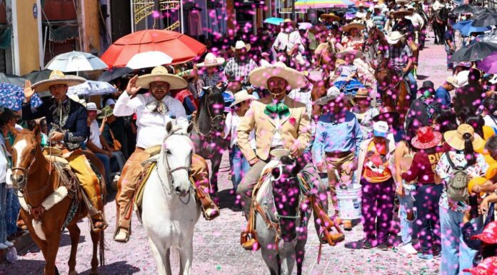 Tonantzin Fernández encabeza desfile patrio en San Pedro Cholula