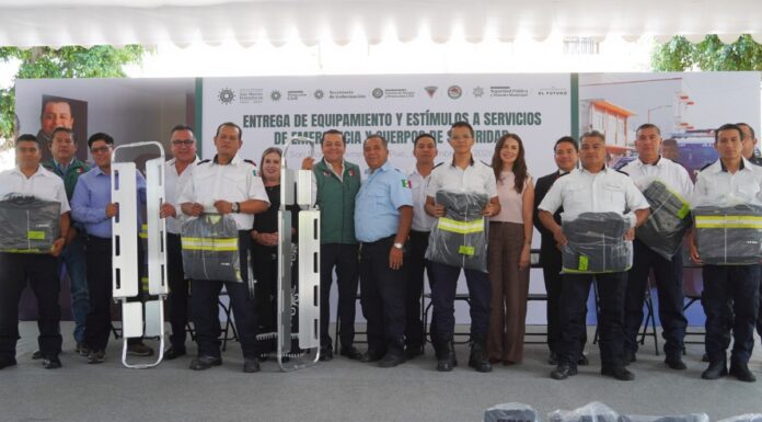 Texmelucan entrega equipo y apoyos a policías, bomberos y prehospitalarios