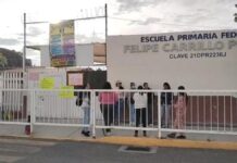 Padres y madres de familia protestan en primaria Felipe Carrillo en Atlixco