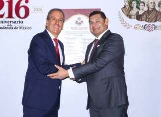 Colocan Bando Solemne 2026 en el Palacio Municipal de Puebla