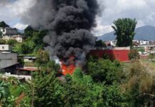 Se intoxican dos bomberos tras incendio en Huauchinango