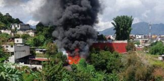 Se intoxican dos bomberos tras incendio en Huauchinango