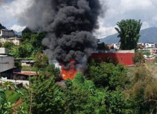Se intoxican dos bomberos tras incendio en Huauchinango