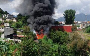 Se intoxican dos bomberos tras incendio en Huauchinango