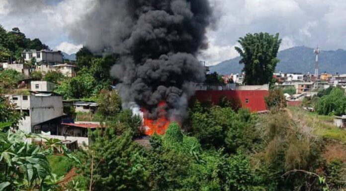 Se intoxican dos bomberos tras incendio en Huauchinango