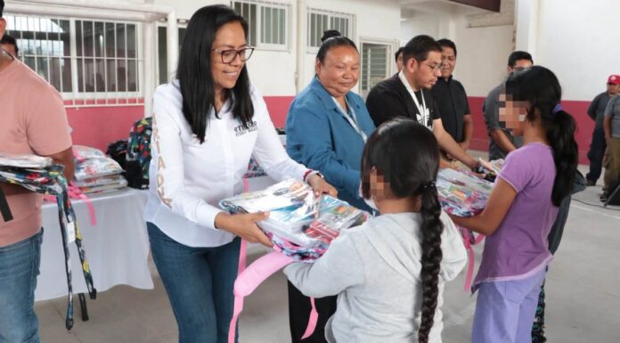Ariadna Ayala entrega 5 mil kits escolares en Atlixco