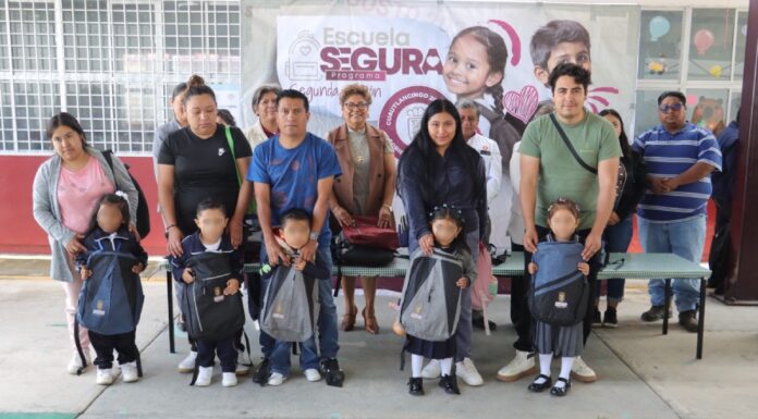 Tere Alfaro entrega útiles escolares en preescolares de Cuautancingo