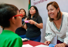 Laura Artemisa entrega lentes gratuitos a niñas y niños de Puebla