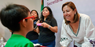 Laura Artemisa entrega lentes gratuitos a niñas y niños de Puebla