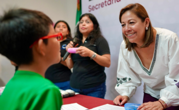 Laura Artemisa entrega lentes gratuitos a niñas y niños de Puebla