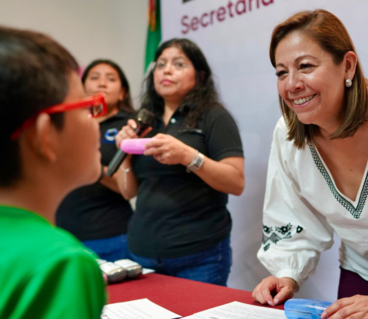 Laura Artemisa entrega lentes gratuitos a niñas y niños de Puebla