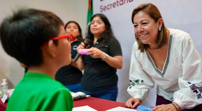 Laura Artemisa entrega lentes gratuitos a niñas y niños de Puebla