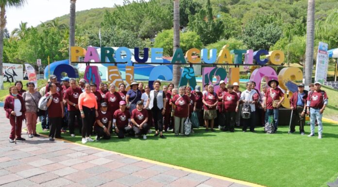 Tere Alfaro acompaña a más de 600 adultos mayores a parque acuático