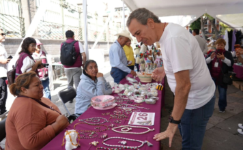 Pepe Chedraui promueve productos locales y artesanías poblanas