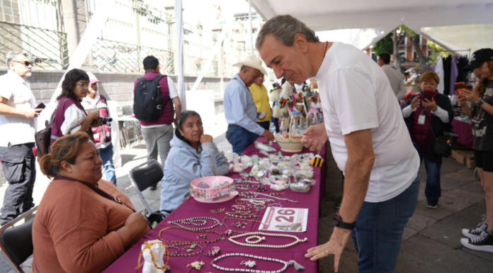 Pepe Chedraui promueve productos locales y artesanías poblanas