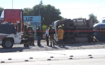 Pipa de gas LP vuelca en inmediaciones del Hospital General de Tepeaca