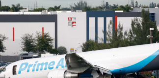 Avión de carga se estrella en Miami; deja al menos cinco muertos
