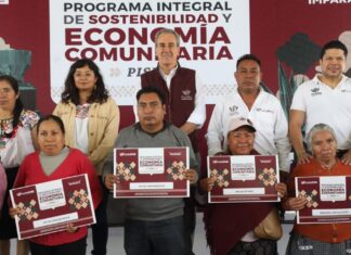 Pepe Chedraui entrega apoyos productivos a productores de mezcal y maíz