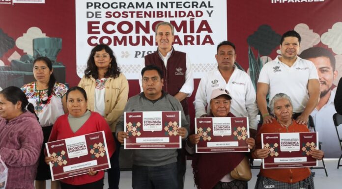 Pepe Chedraui entrega apoyos productivos a productores de mezcal y maíz