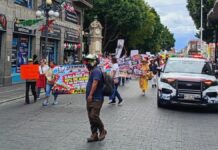 Trabajadores del IMSS-Bienestar protestan por salarios en Puebla