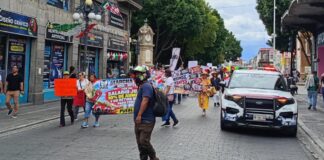 Trabajadores del IMSS-Bienestar protestan por salarios en Puebla