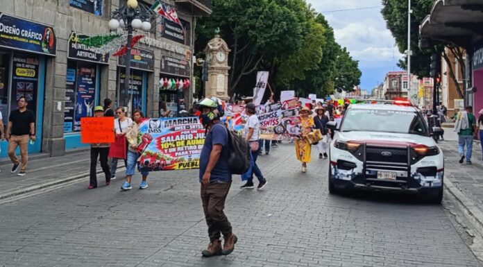 Trabajadores del IMSS-Bienestar protestan por salarios en Puebla