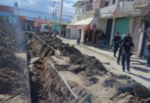 Rescatan a tres trabajadores sepultados por obra en San Rafael Tlanalapan