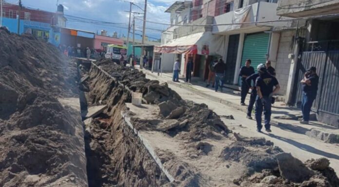 Rescatan a tres trabajadores sepultados por obra en San Rafael Tlanalapan