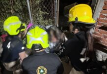 Rescatan a hombre del cauce de río de aguas negras en Puebla