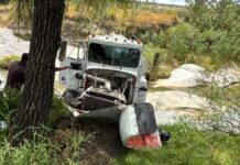 Pipa de agua cae a barranco en la Tecali-Valsequillo; dos personas lesionadas