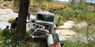 Pipa de agua cae a barranco en la Tecali-Valsequillo; dos personas lesionadas