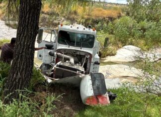 Pipa de agua cae a barranco en la Tecali-Valsequillo; dos personas lesionadas