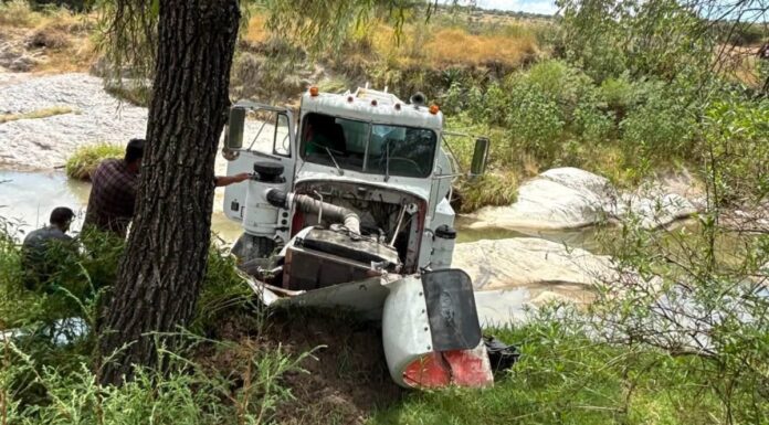 Pipa de agua cae a barranco en la Tecali-Valsequillo; dos personas lesionadas