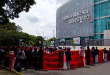 Estudiantes de la Normal de Teteles se manifiestan en la FGE