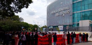 Estudiantes de la Normal de Teteles se manifiestan en la FGE