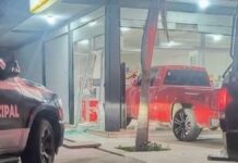 Camioneta se incrusta contra tienda de conveniencia en Quecholac