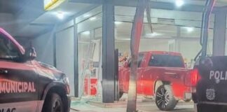 Camioneta se incrusta contra tienda de conveniencia en Quecholac