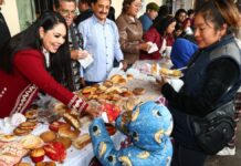 Tonantzin Fernández entrega pan y café a peregrinos y artesanos en Trueque Milenario