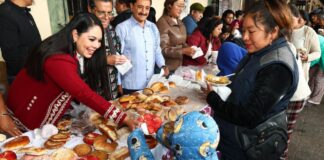 Tonantzin Fernández entrega pan y café a peregrinos y artesanos en Trueque Milenario